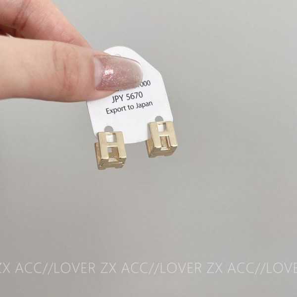 Серьги-гвоздики прямоугольные с геометрическим вырезом J10922CJJ