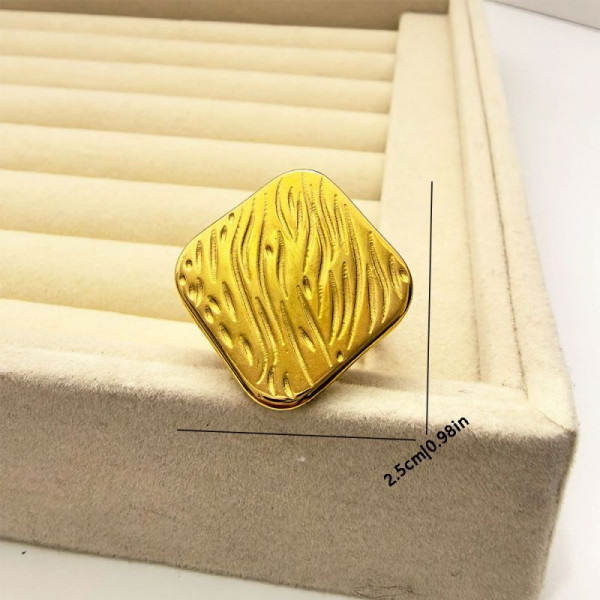 Широкое кольцо с фактурной квадратной поверхностью CJN45286