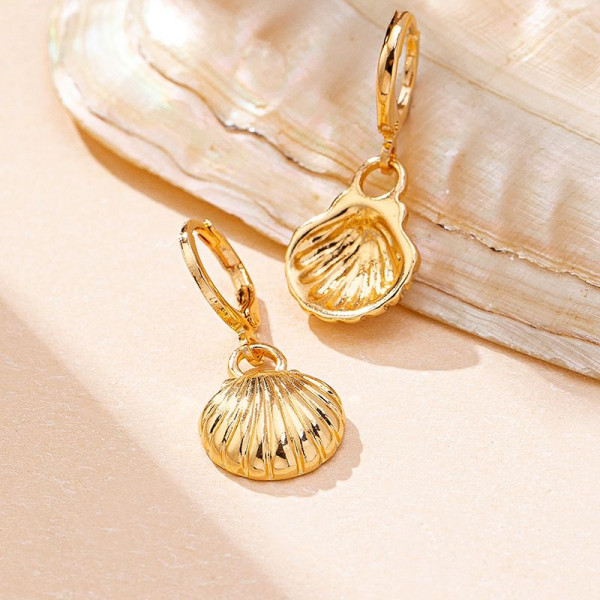 Золотистые серьги-конго с подвесками в форме морских гребешков CJP54236