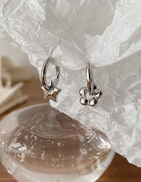 Миниатюрные серьги-пусеты «Цветок» Z56838