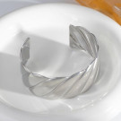 Браслет-кафф широкий с рельефными полосами CJL84059