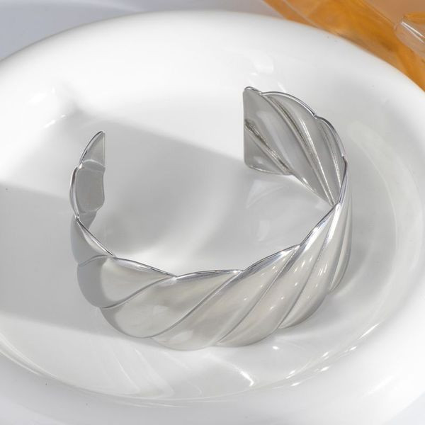 Браслет-кафф широкий с рельефными полосами CJL84059