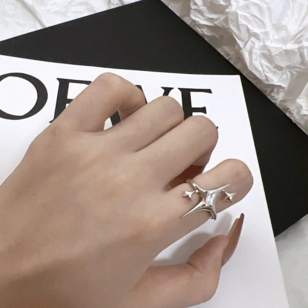 Фантазийное кольцо в форме четырехконечной звезды с подвесками CJE03278