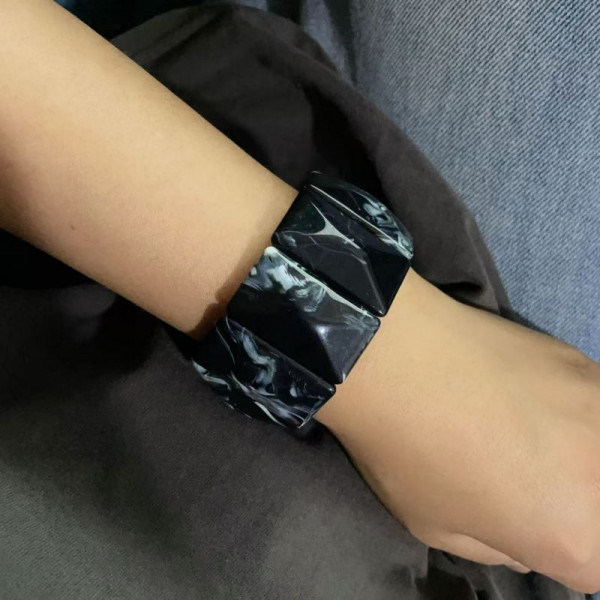 Браслет жесткий акриловый с рельефной фактурой CJR57109