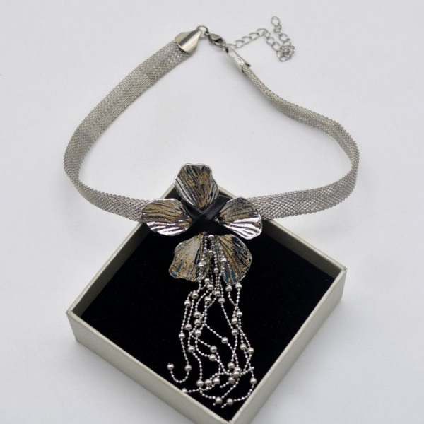 Жесткое колье широкое с акцентным цветком J11233CJJ