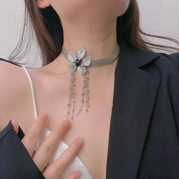 Широкая Гривна с акцентным цветком J11233CJJ