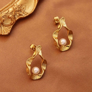 Золотистые серьги-капли с жемчугом CJG70059