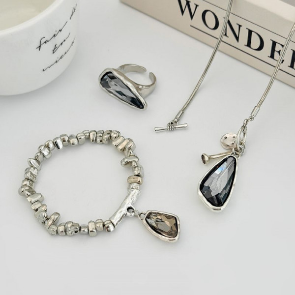 Многослойное колье из тонких цепей с каплевидной подвеской CJT25642