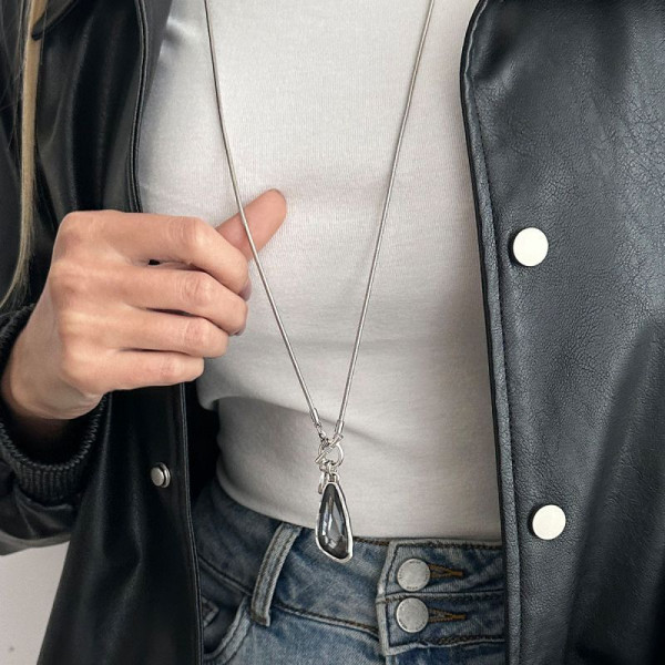 Многослойное колье из тонких цепей с каплевидной подвеской CJT25642