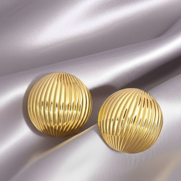 Золотистые металлические серьги пусеты в форме крупных рифленых сфер 1DNS11135CJJ