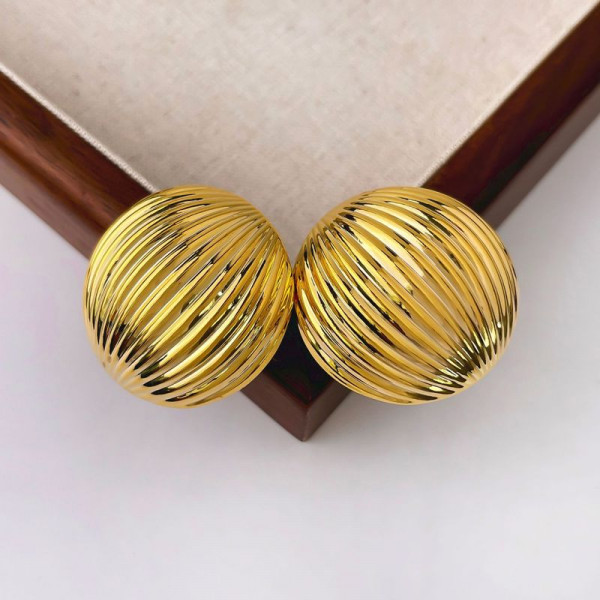 Золотистые металлические серьги пусеты в форме крупных рифленых сфер 1DNS11135CJJ