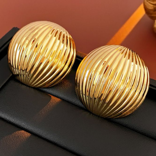 Золотистые металлические серьги пусеты в форме крупных рифленых сфер 1DNS11135CJJ