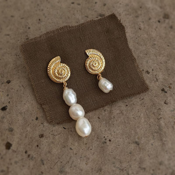 Асимметричные золотистые серьги с ракушками и барочным жемчугом CJP76575
