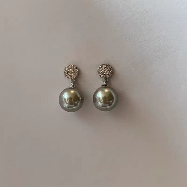 Длинные серьги-пусеты с жемчужным градиентом CJP80448