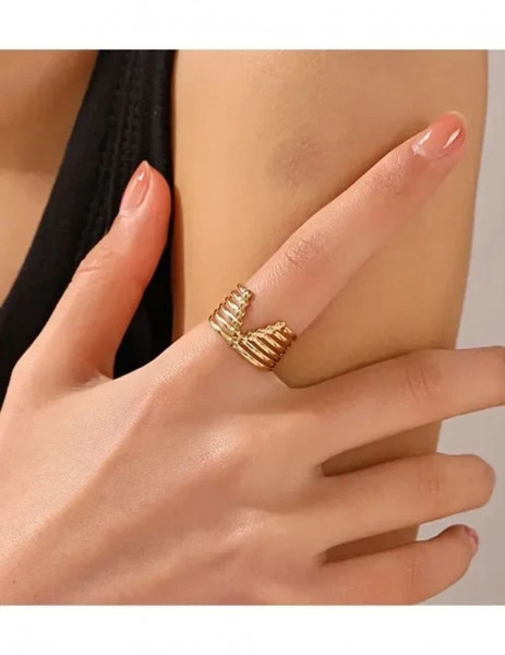 Стальное кольцо с V-образным геометрическим узором J10121CJJ