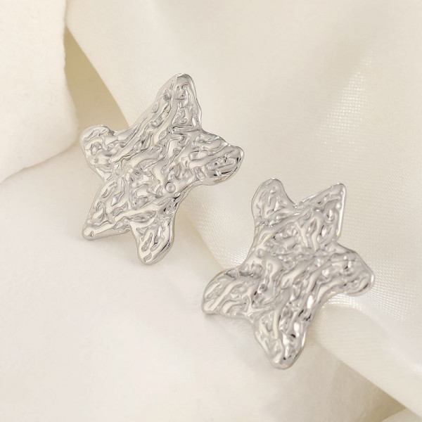 Серебристые фактурные серьги-пусеты Звезды CJH27484