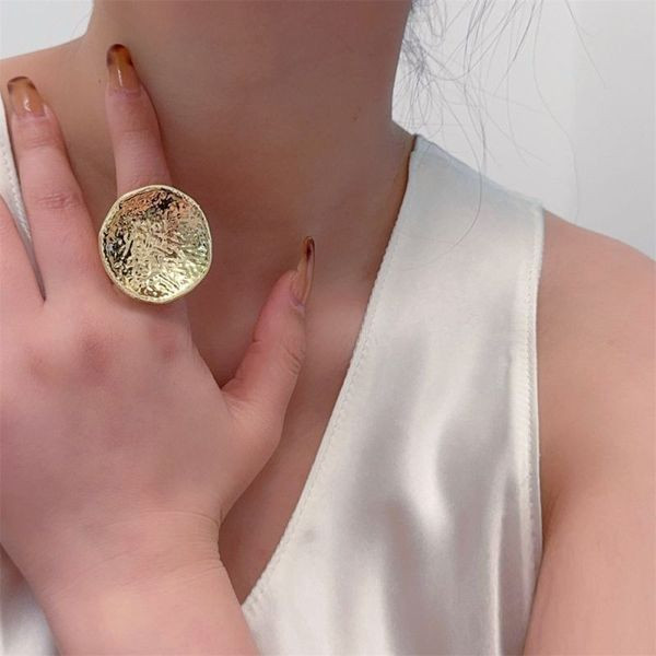 Массивное кольцо в форме диска с чеканной поверхностью CJL47523