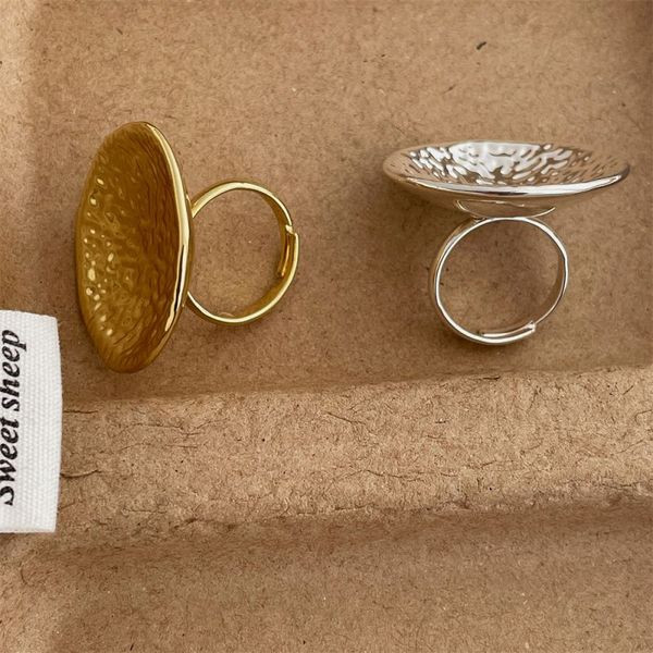 Массивное кольцо в форме диска с чеканной поверхностью CJL47523