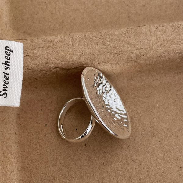 Массивное кольцо в форме диска с чеканной поверхностью CJL47523