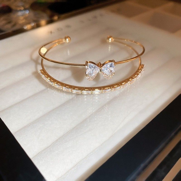 Жесткий разомкнутый браслет с бантом CJG59106