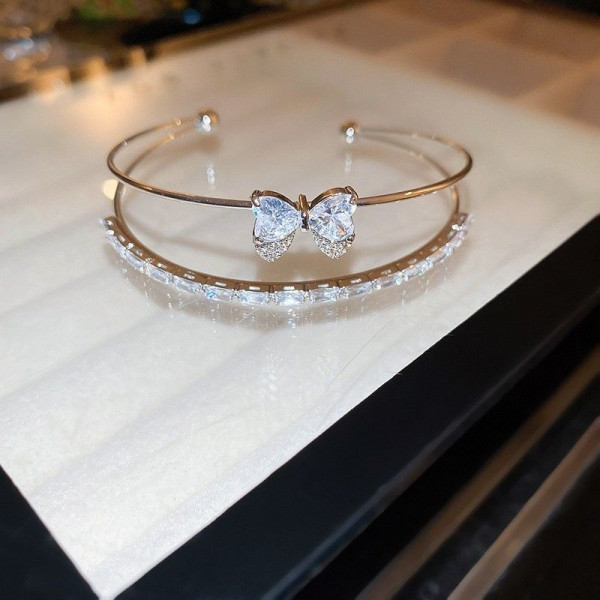 Жесткий разомкнутый браслет с бантом CJG59106