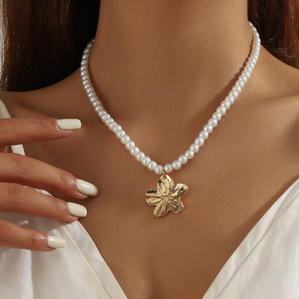 Тонкая цепочка из мелкого жемчуга с кулоном-цветком CJM69588