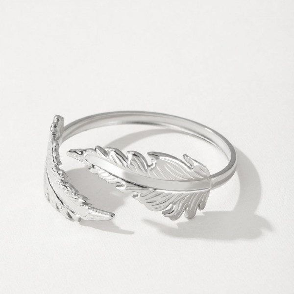 Разомкнутое кольцо с двумя перьями из стали CJM03934