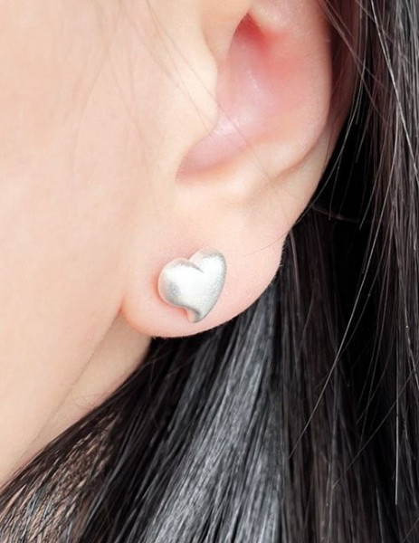 Матовые серьги-пусеты «Сердца» L80593