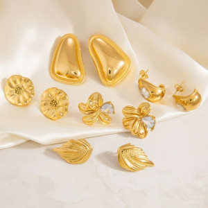 Серьги-пусеты Цветы с центральным кристаллом CJL24142