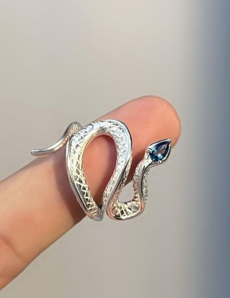 Широкое кольцо в форме змеи с кристаллами M14827