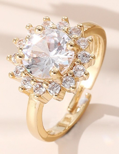 Кольцо с крупным овальным кристаллом в цветочном обрамлении U82037