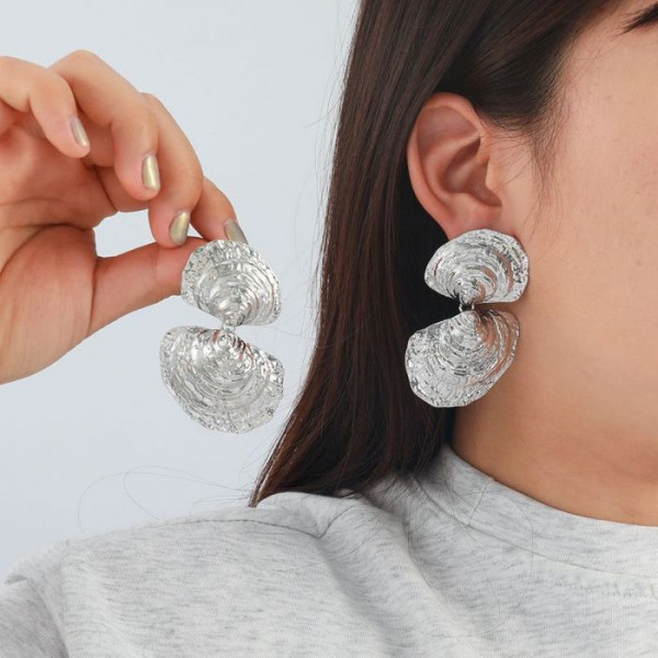 Золотистые и серебристые серьги в форме морских ракушек CJM81419