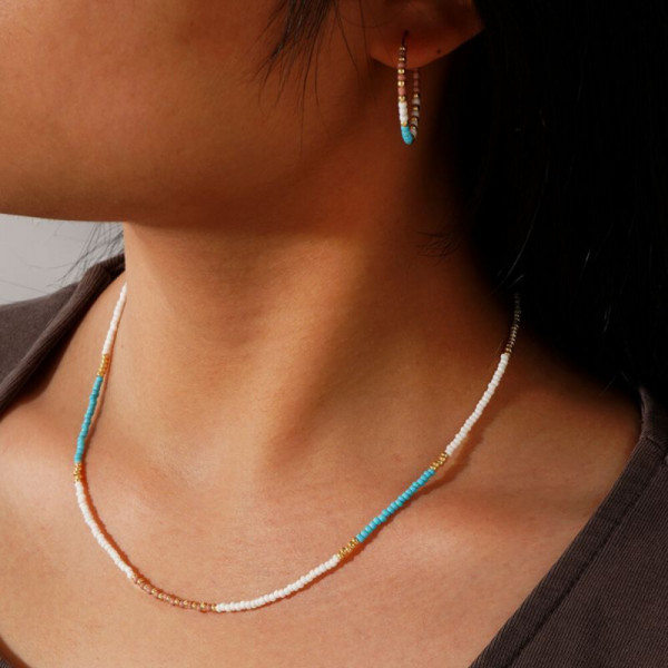 Тонкое колье с разноцветными вставками и золотистыми элементами CJH93780