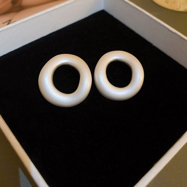 Серьги-кольца в матовом белом исполнении CJC65357