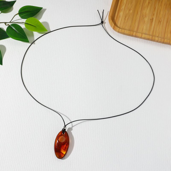 Минималистичное колье-лариат с бежевой подвеской-каплей CJR56940