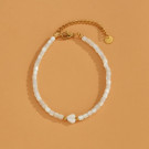 Браслет из светлого бисера с подвеской-сердцем CJD05259