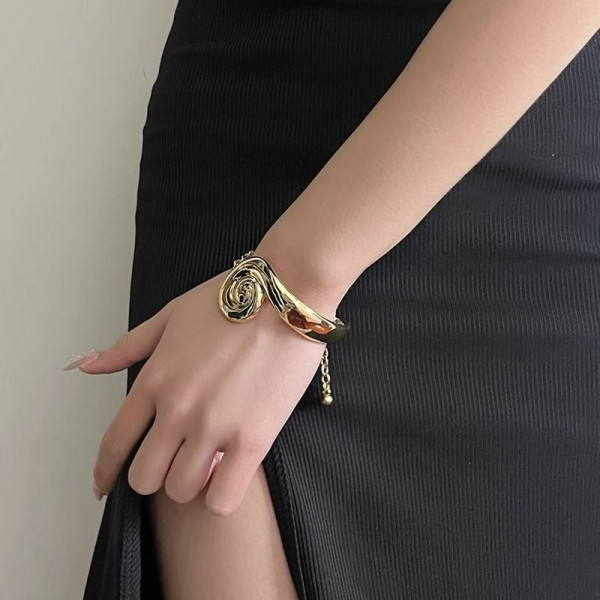 Браслет жесткий разомкнутый в форме змеи с эмалью CJL26470