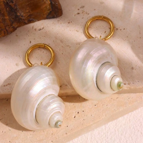 Серьги-кольца с массивными подвесками в виде зеленых морских ракушек CJN37378