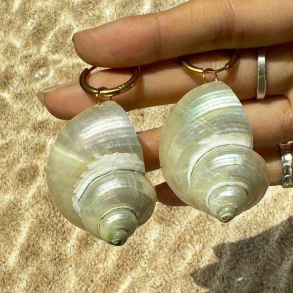 Серьги-кольца с массивными подвесками в виде зеленых морских ракушек CJN37378