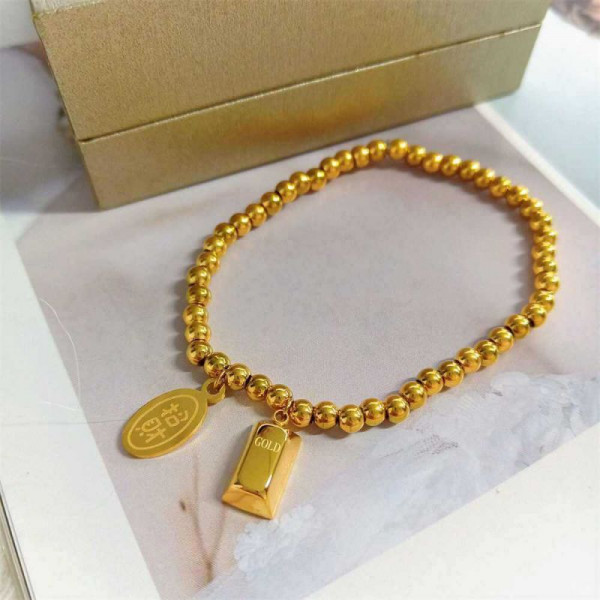 Браслет-цепочка из золотистых бусин с гравированными подвесками CJL11342