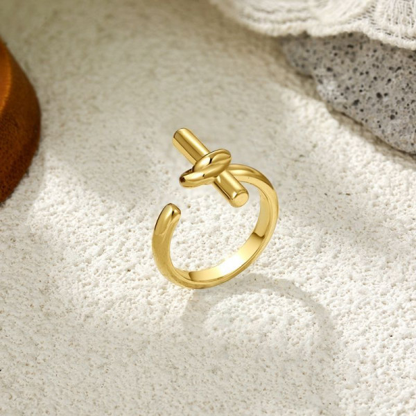 Минималистичное кольцо с узлом из золотистой проволоки CJS97502