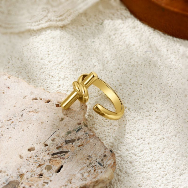 Минималистичное кольцо с узлом из золотистой проволоки CJS97502