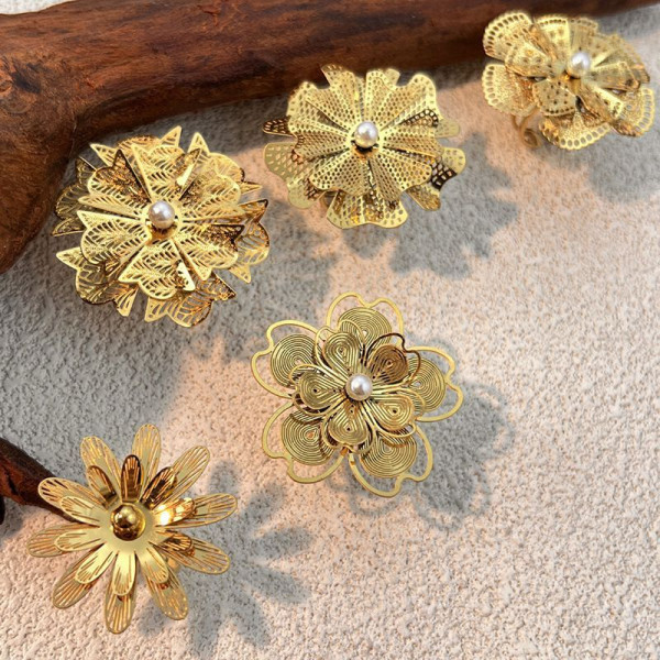 Разомкнутое стальное кольцо в форме цветка с жемчужной сердцевиной CJP52656