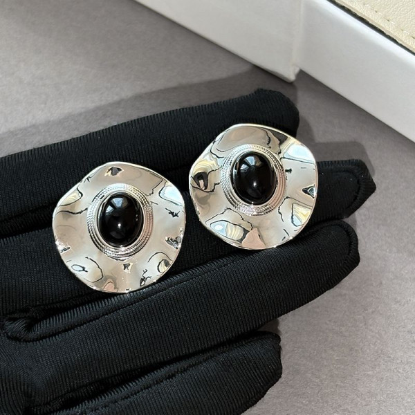 Серебристые серьги-пусеты с черным центром CJP80473