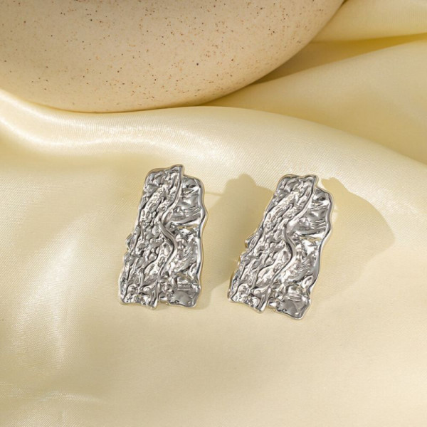 Серебристые прямоугольные серьги Мятый металл CJH31972