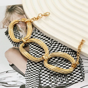 Браслет жесткий из фактурных колец CJL97661