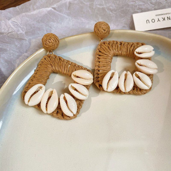 Массивные серьги кольца с плетением из рафии и ракушками CJN48559