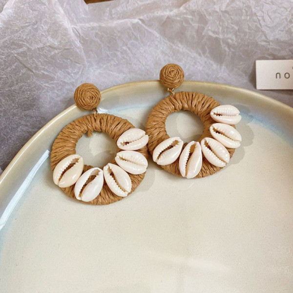 Массивные серьги кольца с плетением из рафии и ракушками CJN48559