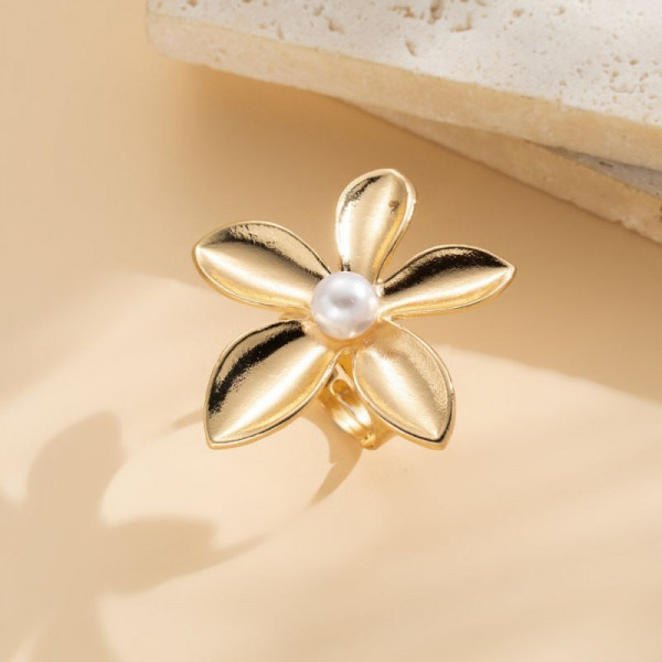 Кольцо в форме золотистого цветка с жемчужной сердцевиной CJG70291