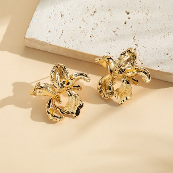 Кольцо в форме золотистого цветка с жемчужной сердцевиной CJG70291